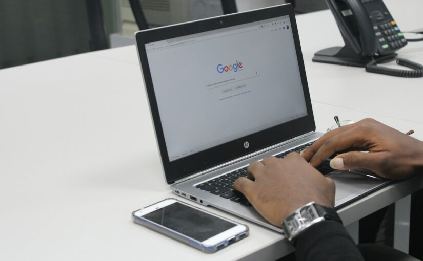 personne tapant sur un ordinateur portable HP gris et noir