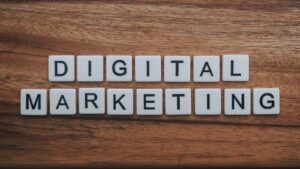illustration de marketing numérique sur une surface en bois marron