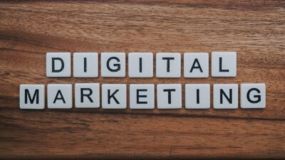 illustration de marketing numérique sur une surface en bois marron