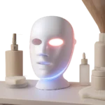 Visuel premium d’un masque visage LED dans un univers minimaliste et apaisant. L’image évoque une routine de photothérapie à domicile simple, moderne et crédible.
