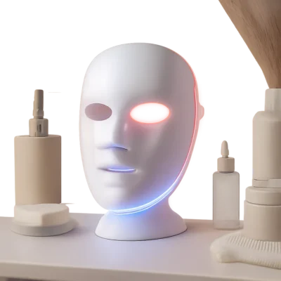 Visuel premium d’un masque visage LED dans un univers minimaliste et apaisant. L’image évoque une routine de photothérapie à domicile simple, moderne et crédible.