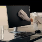Une image d’un bureau moderne et soigné, avec des surfaces nettes et des accessoires d’entretien discrets. L’ensemble évoque un espace de travail premium, propre et propice au focus.