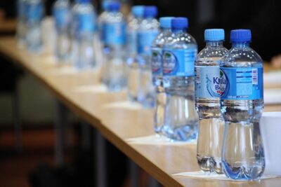 Bouteilles d'eau sur une table