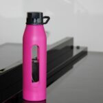 Gourde rose sur table noire