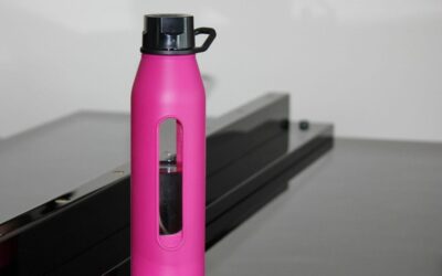 Gourde rose sur table noire