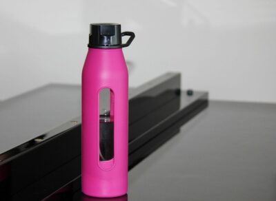 Gourde rose sur table noire