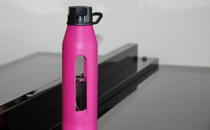 Gourde rose sur table noire