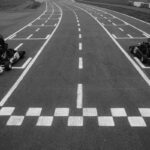 Deux kartingistes pilotent leurs kart à la ligne d'arrivée