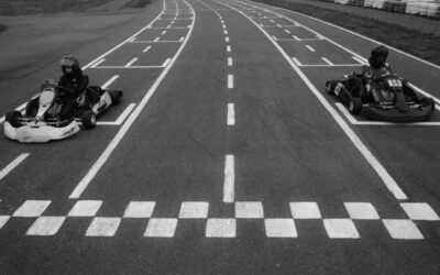 Deux kartingistes pilotent leurs kart à la ligne d'arrivée