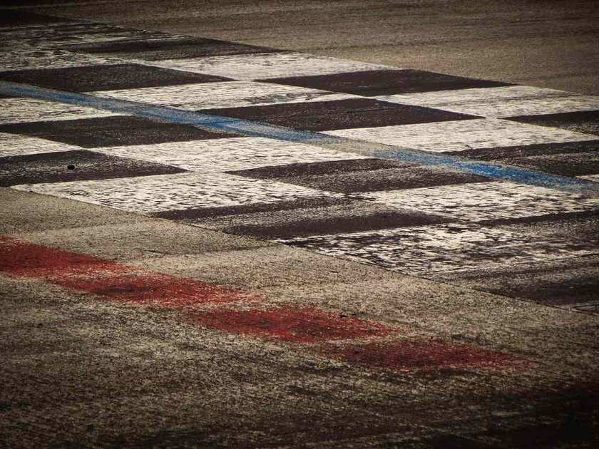 Tracé en damier sur asphalte, lignes bleue et rouge