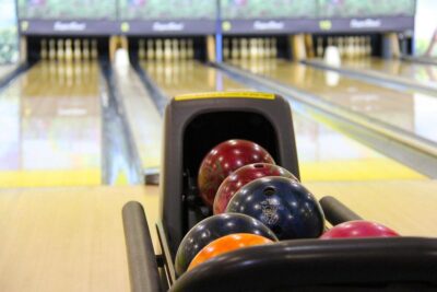 Flacon de boules colorées dans le porte-balles d'une piste de bowling