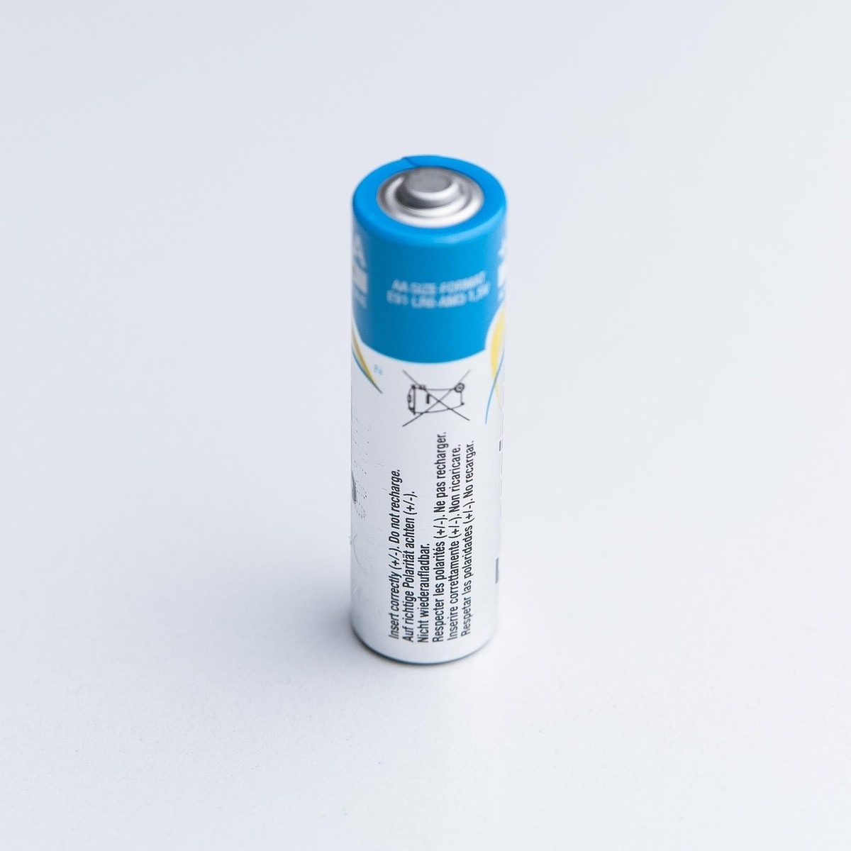 Thermomètre indiquant une température froide près d'une batterie Thermomètre indiquant une température froide près d'une batterie