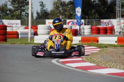 Un kart de location sur une piste en extérieur
