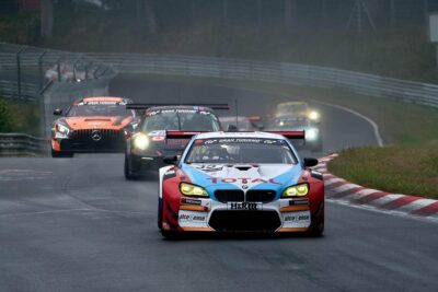 Voitures de course sur une piste de course