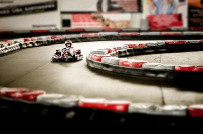 Un kart miniature tourne rapidement sur une piste indoor
